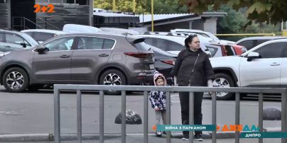 Мешканці Дніпра масово переходять дорогу в недозволеному місці – для цього навіть зрізали паркан
