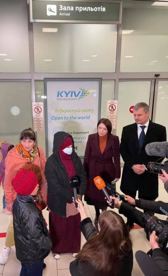Майже три роки перебувала у закритому таборі: із Сирії евакуювали українку з чотирма дітьми