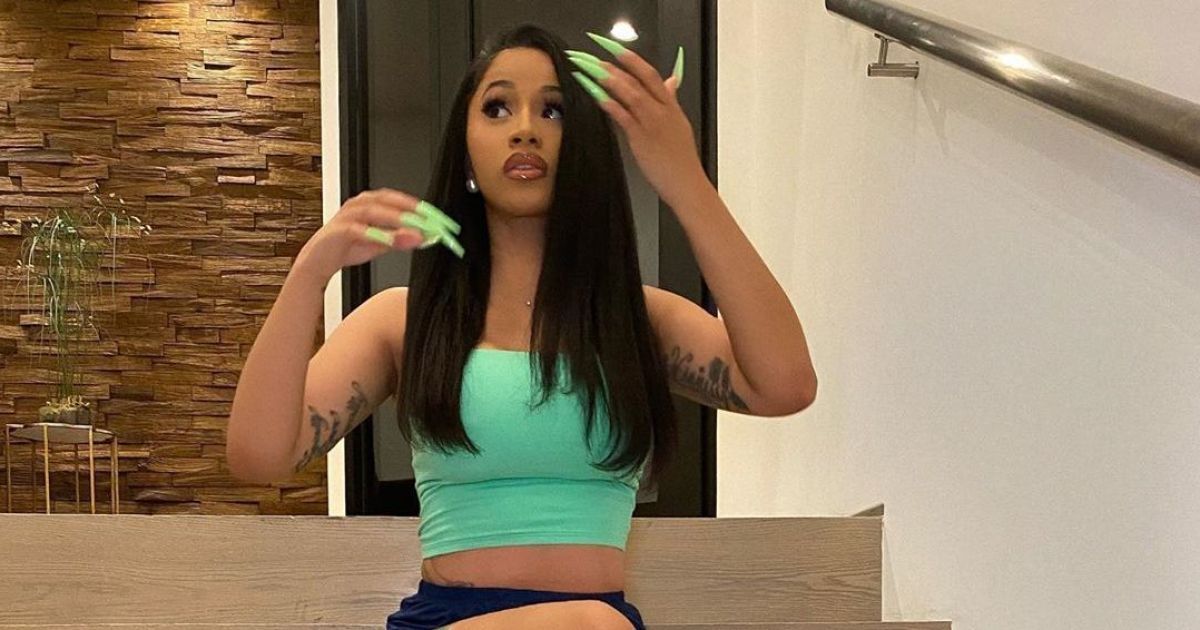 Реперка Cardi B без макіяжу та в бікіні продемонструвала свою природну красу