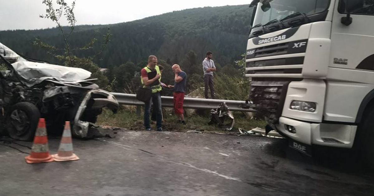 На Прикарпатті у смертельній ДТП легковик вилетів на зустрічну смугу і врізався з вантажівкою