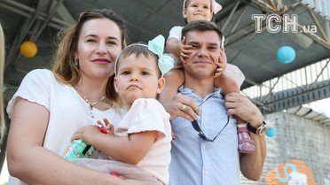 Флешмоб "Подвійне щастя" в Києві / © УНІАН