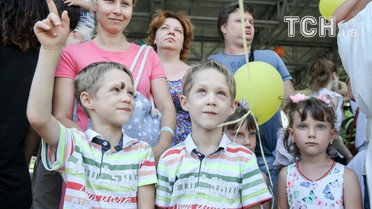 Флешмоб "Подвійне щастя" в Києві / © УНІАН