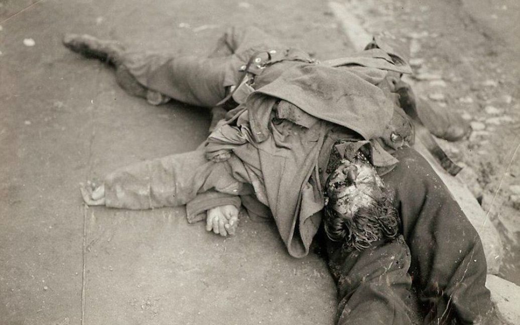 Трупы двух немецких солдат, которые лежат в канаве во Франции. / © Argunners