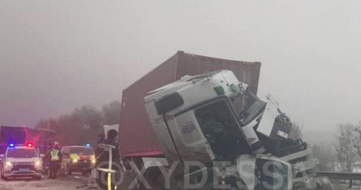 На Одесской трассе лоб в лоб столкнулись две фуры: есть жертва