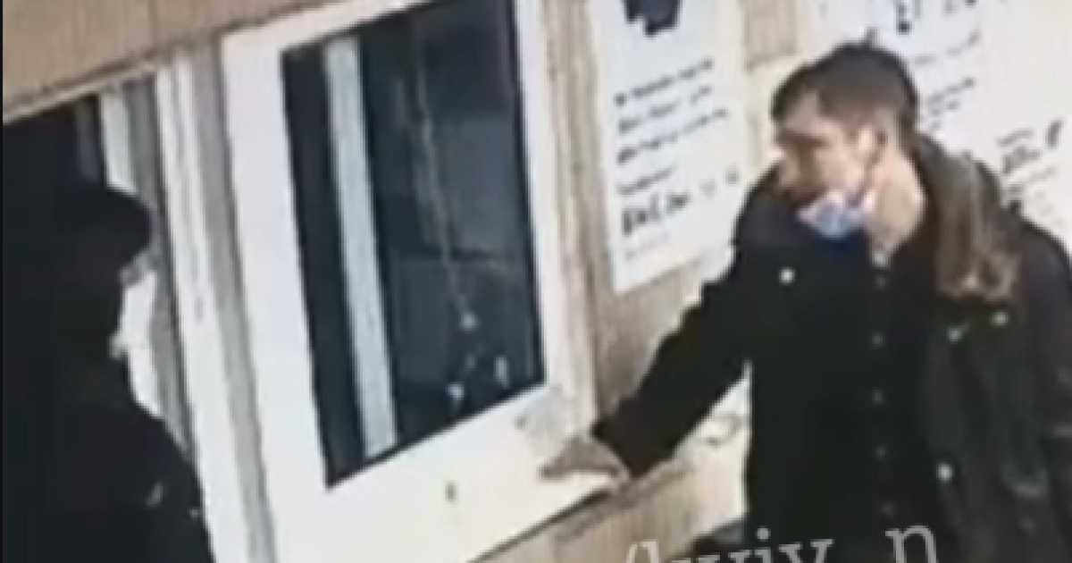 В Киеве на станции метро "Оболонь" мужчина головой ударил сотрудницу метрополитена: появилось видео