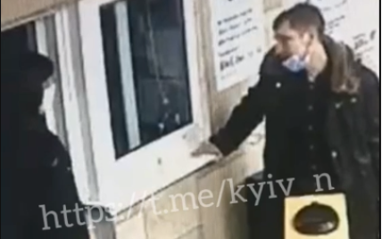 У Києві на станції метро "Оболонь" чоловік головою ударив співробітницю метрополітену: з'явилося відео