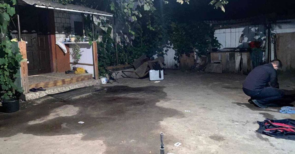 Під Рівним тітка з племінником пиляли болгаркою боєприпас: жінка залишилася без пальця, чоловік - у реанімації