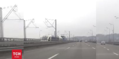 Експрес Київ-Бориспіль рухається на причепі