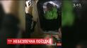 В харьковской подземке парень ехал, стоя между вагонами поезда