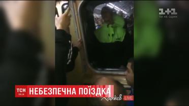В харьковской подземке парень ехал, стоя между вагонами поезда