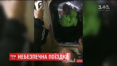 У харківській підземці хлопець їхав, стоячи між вагонами потяга