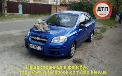 В Киеве на автомобили бросают камни и мусор