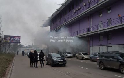 В Киеве во время тревоги поднялся дым над ТРЦ DreamTown: что произошло (видео)