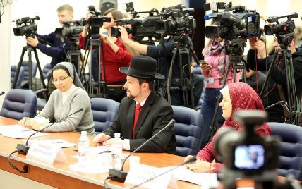 В Украине разрешили фотографироваться на паспорт в шляпах, платках и хиджабах