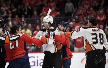 Американский хоккеист плюнул в соперника во время драки в матче НХЛ