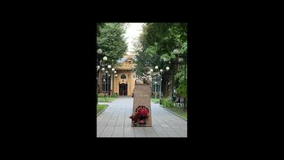 Під Москвою невідомий чоловік розбив кувалдою пам’ятники Сталіну та Леніну