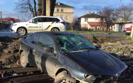 На Львовщине водитель слетел с дороги на рельсы и скрылся с места ДТП, бросив разбитое авто