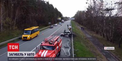 Новини України: у Київській області внаслідок аварії водій згорів живцем у власному авто