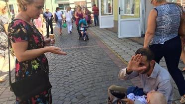 Дитину доправили до лікарні, а шахрая - затримали / © facebook.com/Управління праці та соцзахисту населення Мукачева