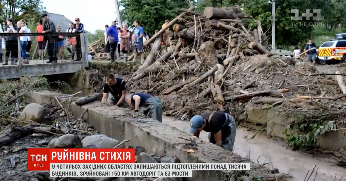 В западных областях Украины остаются подтопленными более тысячи домов
