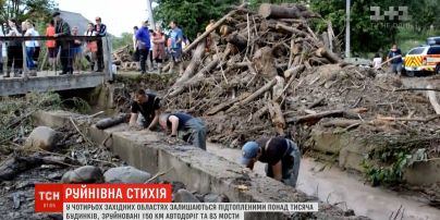 В западных областях Украины остаются подтопленными более тысячи домов