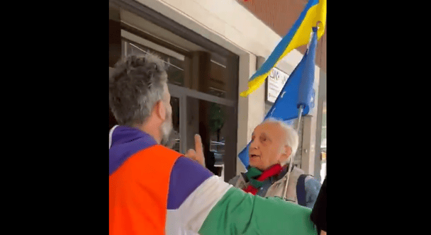 В Італії напали на активістів з українськими прапорами: відео