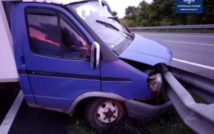 На трассе Киев-Одесса водитель уснул за рулем и врезался в отбойник, его госпитализировали