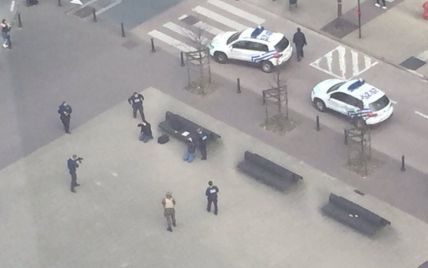 В Брюсселе под прицелом проверяют подозрительных лиц с рюкзаками
