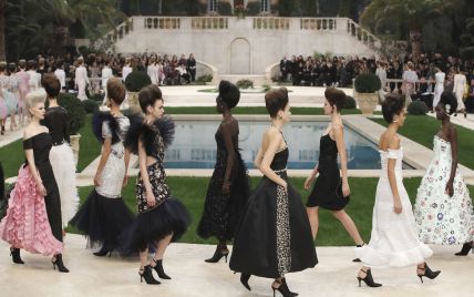 Стразы, перья и дефиле у бассейна: в Париже прошел показ кутюрной коллекции Chanel