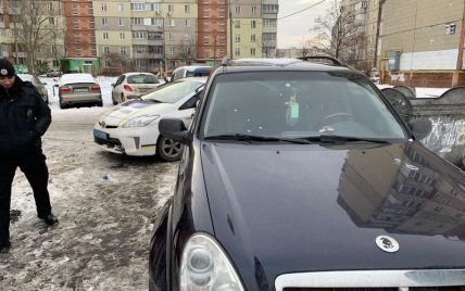 В Киеве неизвестные обстреляли автомобиль сотрудников штаба Гриценко