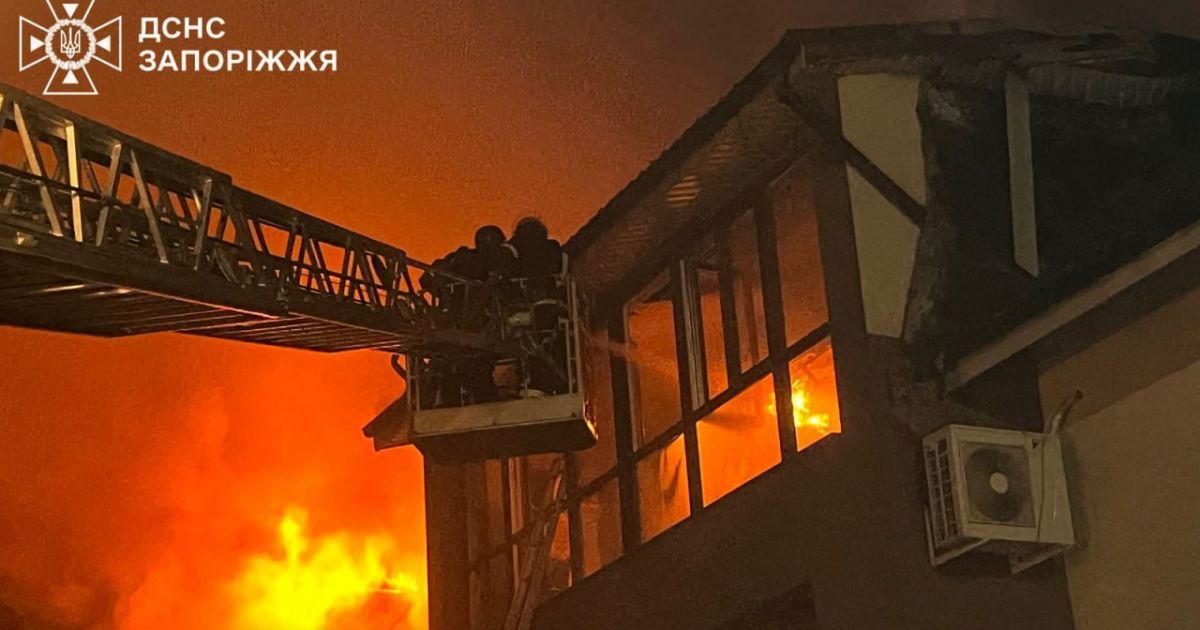 Debris from an enemy UAV caused a large-scale fire in Zaporizhzhia / Photo: State Emergency Service of Ukraine on Telegram