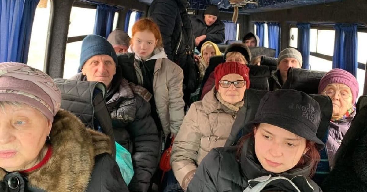 На Луганщині сьогодні вдалося евакуювати понад 400 осіб (фото)