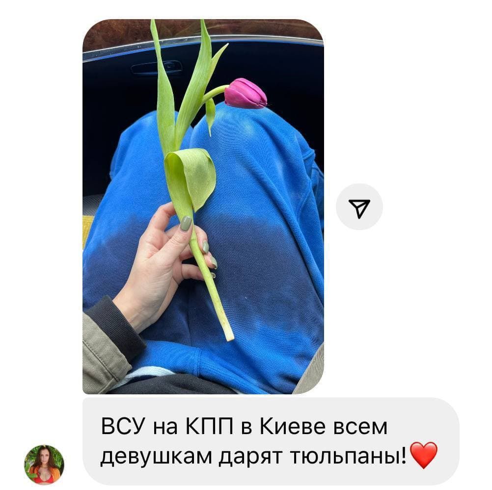 "Добро победит все": Сеть растрогали украинские военные, которые 8 марта дарят женщинам цветы