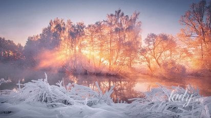 Рассвет на заснеженном озере