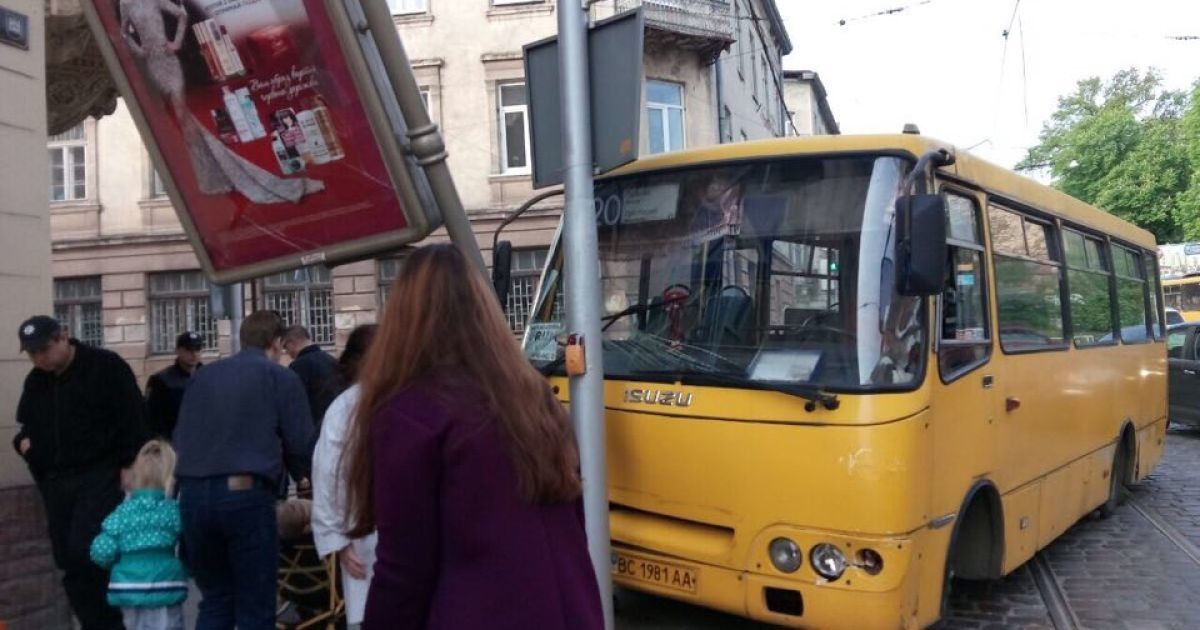 У Львові маршрутка в'їхала у рекламний борд