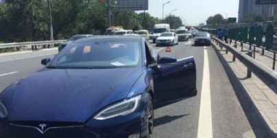 В Китае Tesla Model S с включенным автопилотом попал в аварию (видео)