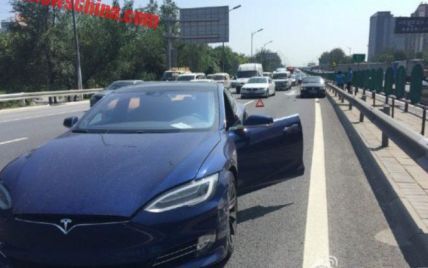 В Китае Tesla Model S с включенным автопилотом попал в аварию (видео)