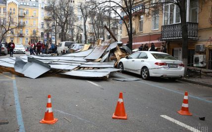 Ураган в Україні: стихія забрала мінімум три людських життя та знищила сотні дахів