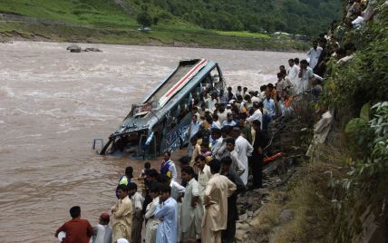 В Пакистане автобус слетел с горы в реку: из 26 человек выжили только трое