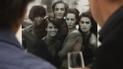 Посетители рассматривают фотографии фотографа Петера Линдберга на открытии его выставки в галерее Camera Work 29 июня 2007 года в Берлине, Германия
