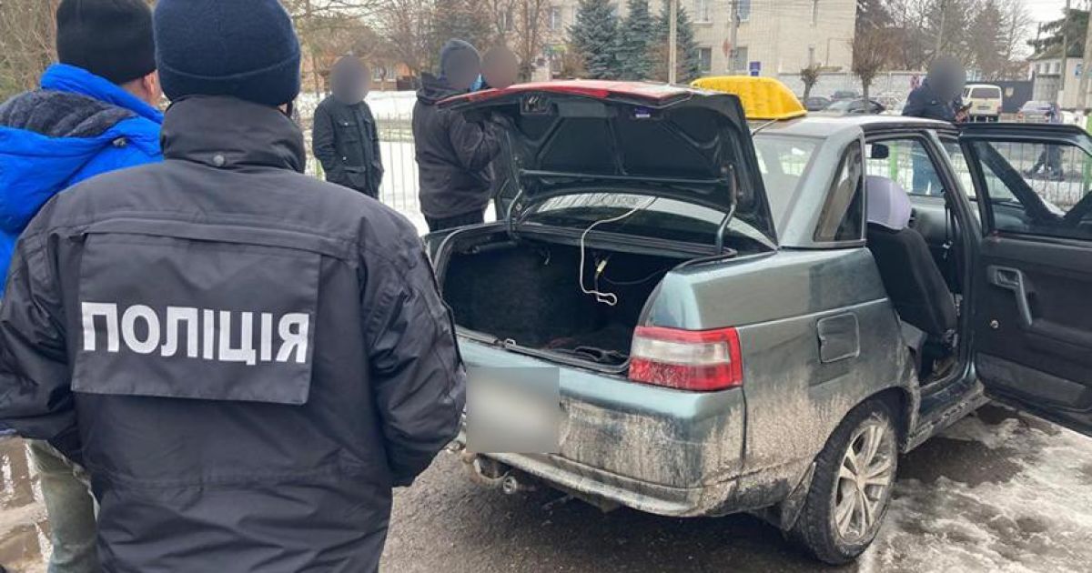 Зарізав ножем і заховав труп у засніженому лісі: у Чернігівській області таксист жорстоко розправився з пасажиром