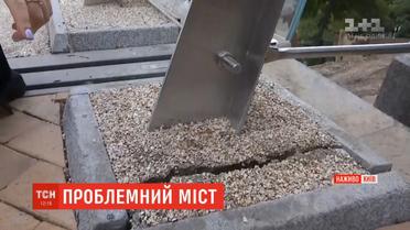 На пішохідному "мосту Кличка" виявили нову тріщину