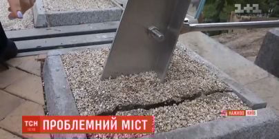 На пішохідному "мосту Кличка" виявили нову тріщину