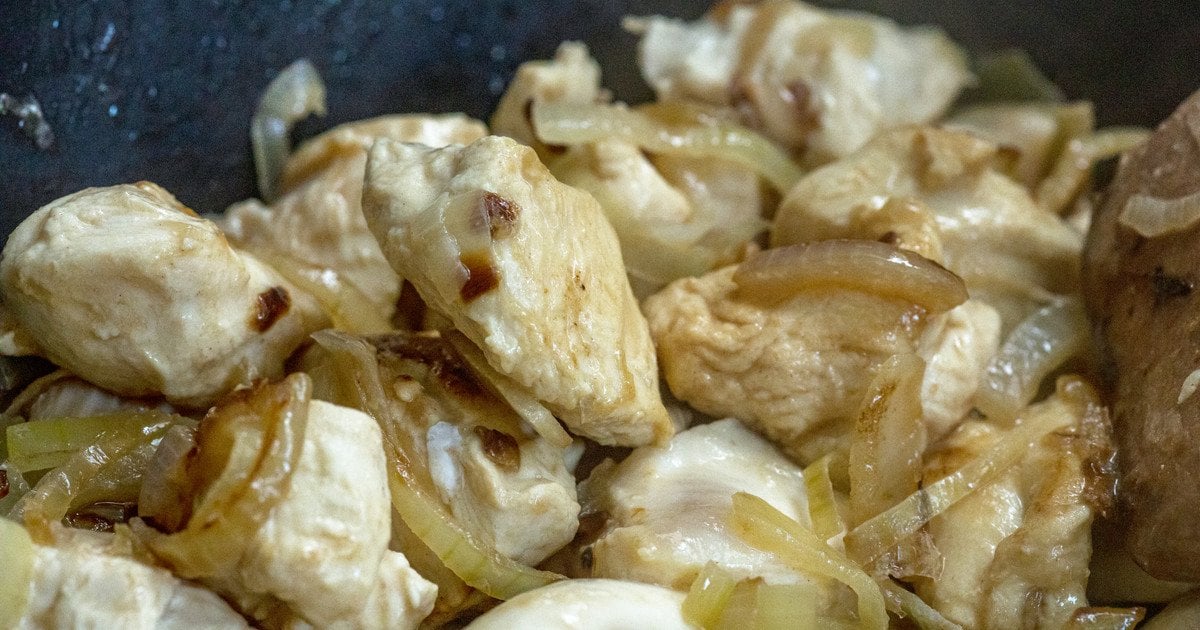 Курица тушеная в луковом соусе