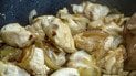 Курка тушкована в цибульному соусі