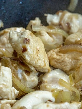 Курица тушеная в луковом соусе