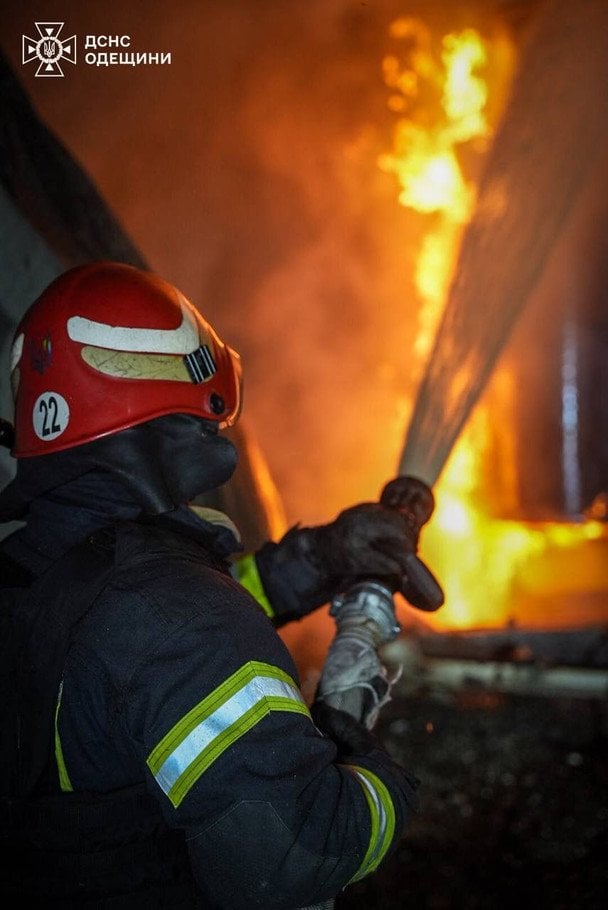 Firefighters eliminate the aftermath of the Russian attack on August 31 / © State Emergency Service