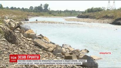 Постійні зсуви ґрунту на Прикарпатті відбирають у місцевих землю