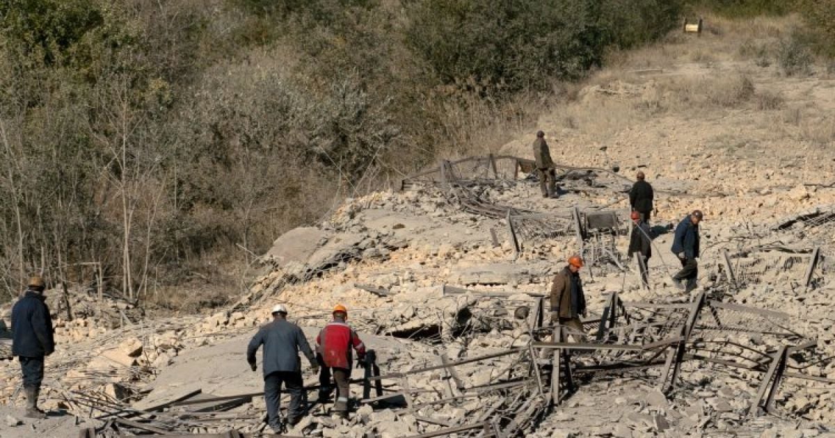 На "Запорожстали" демонтировали огромную трубу / © УНИАН