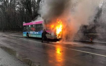 Во Львове во время движения загорелся автобус с пассажирами — пожар тушили 20 спасателей